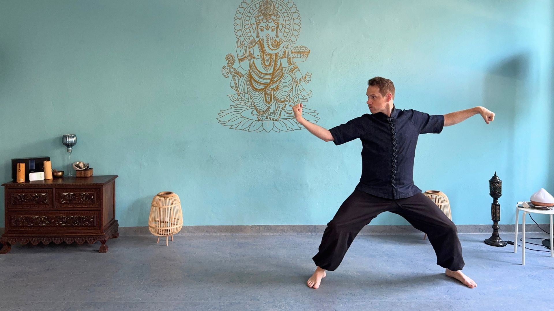 FraGue Moser-Kindler in der 18 Luohan Qigong Pose "Die schrägen Beine stärken." Im Bliss Yoga Studio Salzburg.